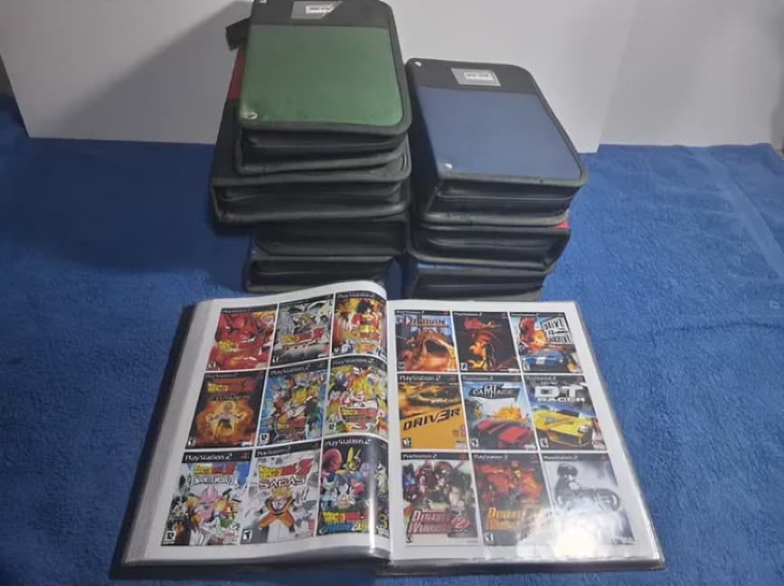 Carpetas de mostrador con portadas de videojuegos utilizadas en locales